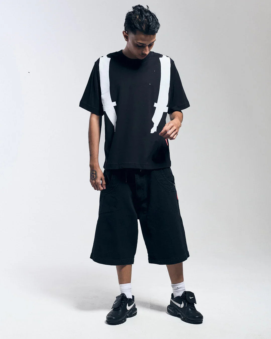 CAMISETA MOCHILA MAD PRETA - Four Street