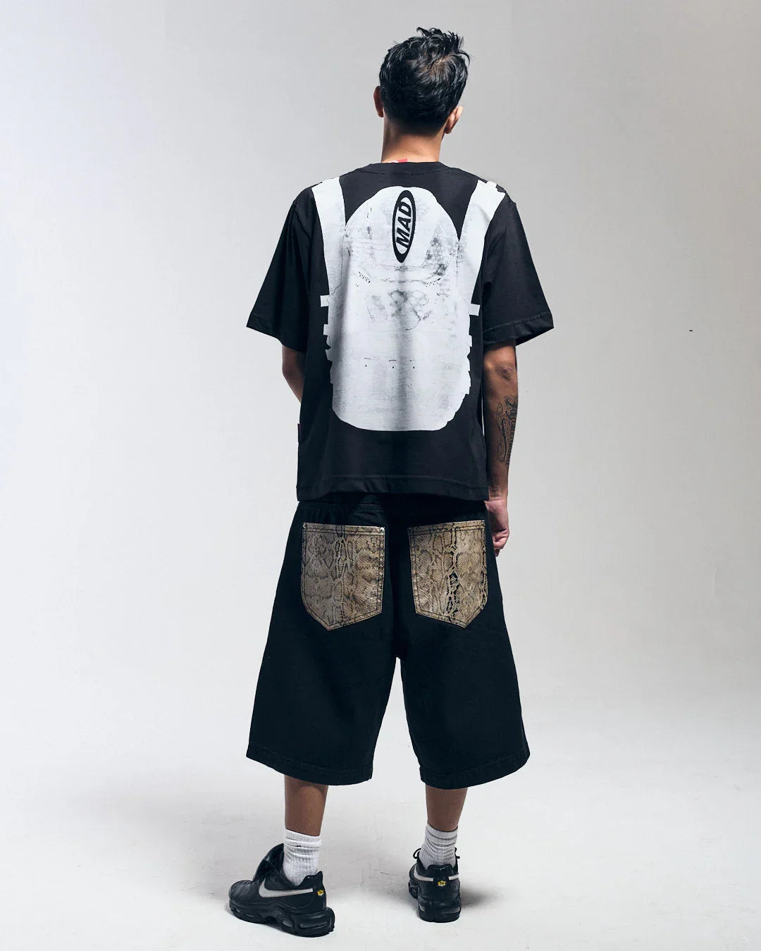 CAMISETA MOCHILA MAD PRETA - Four Street