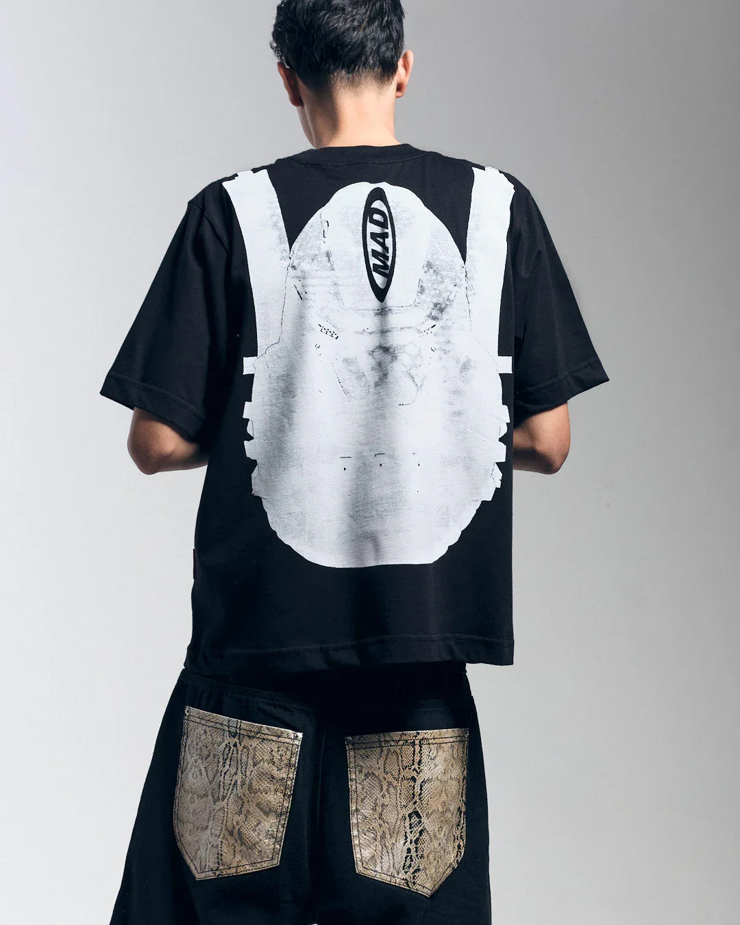 CAMISETA MOCHILA MAD PRETA - Four Street