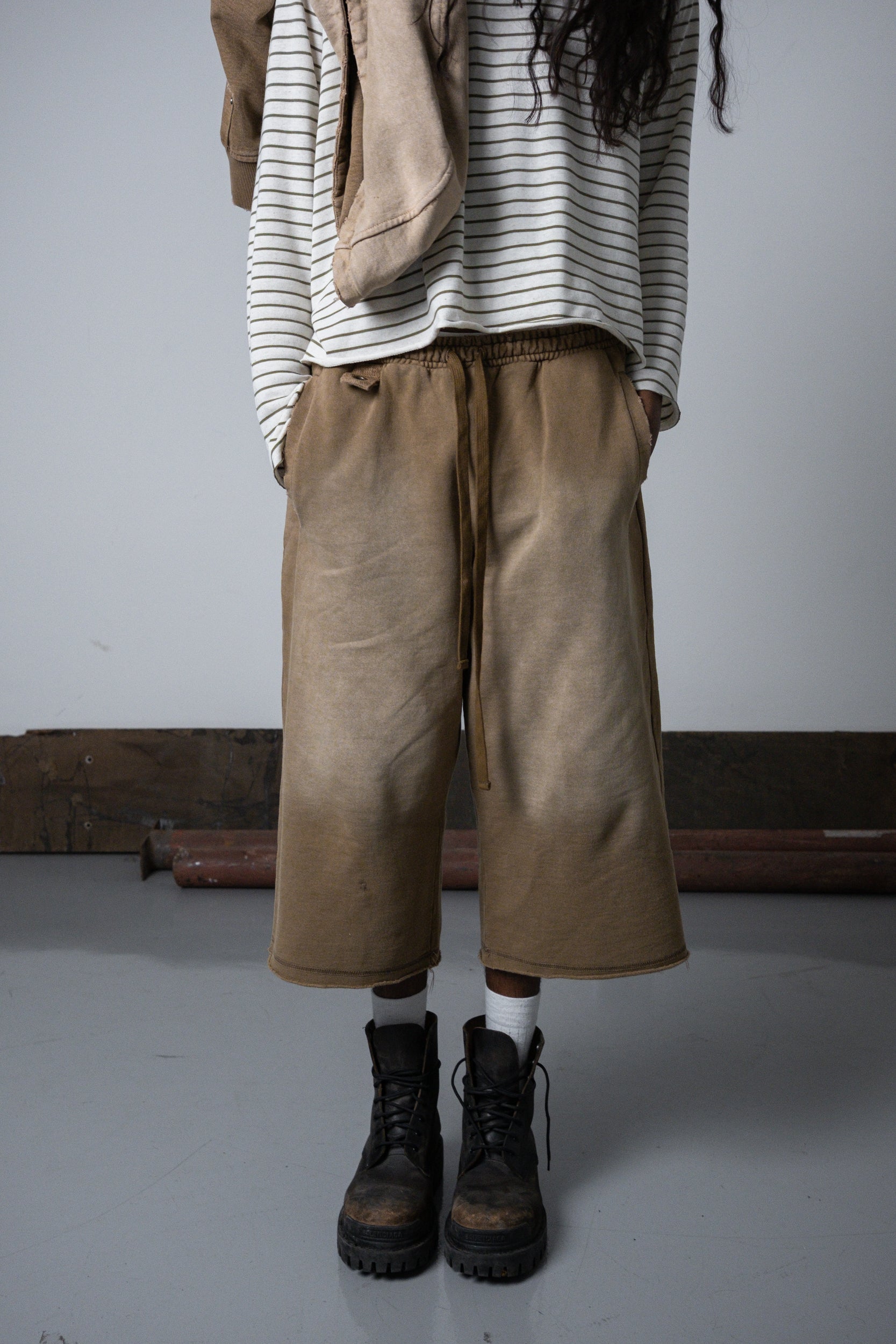 UNF LOOSE SWEATSHORTS - SAND