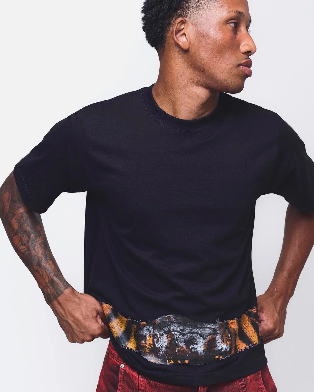 CAMISETA CINTO DE CAÇA PRETA - Four Street