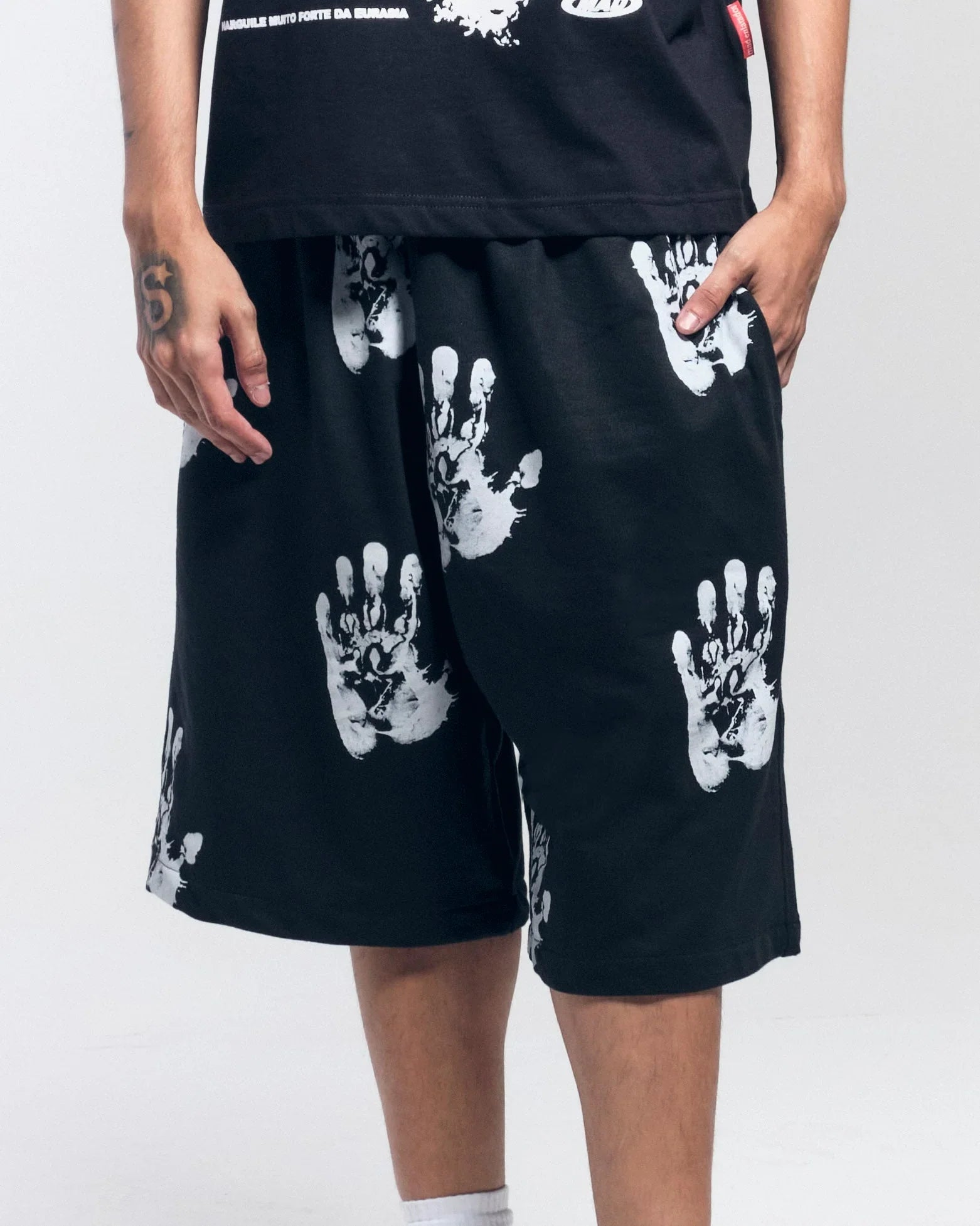 BERMUDA MOLETOM ALL HANDS PRETO - Four Street