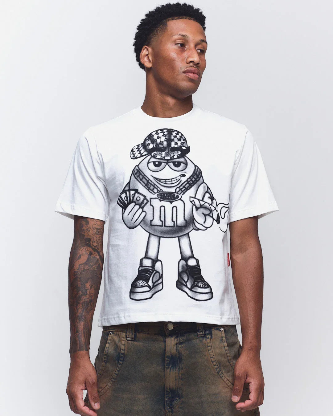 CAMISETA FUMANDO AQUELE QUE DEIXOU A MAD, ENLATADA OFF WHITE - Four Street