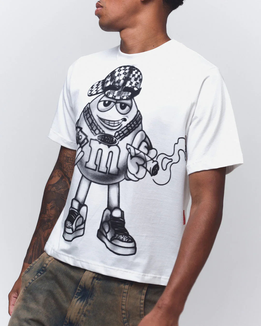 CAMISETA FUMANDO AQUELE QUE DEIXOU A MAD, ENLATADA OFF WHITE - Four Street